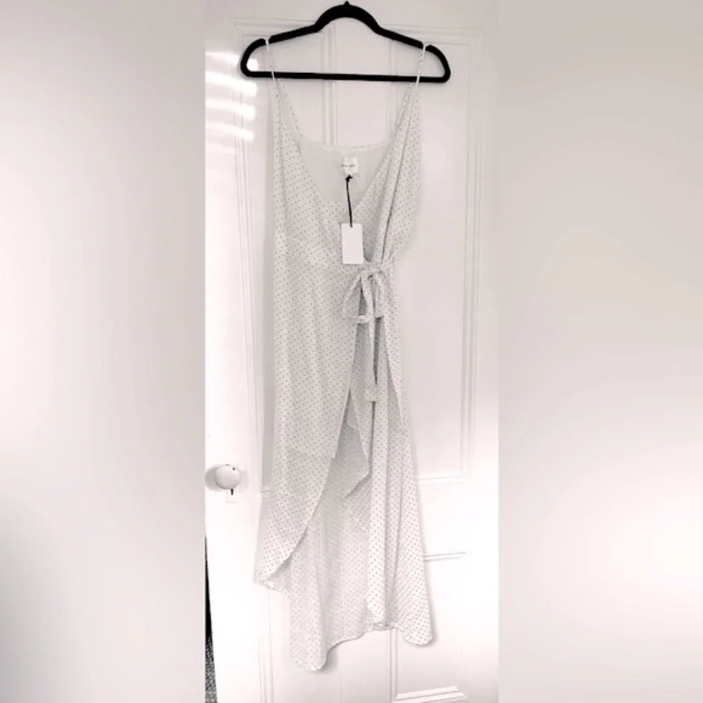 NWT Revolve Line+ Dot Lillie Wrap MIDI in White w/ Gray polka dots - XS - Picture 7 of 12
